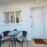 Sea View Family With Pool דירה